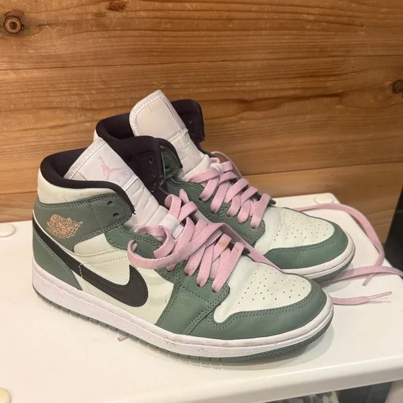 Air Jordan 1 Mid SE ‘Dutch Green’ - Picture 1 of 9